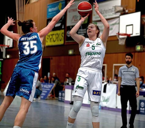 GSD zje123 1 Womens Basketball Bundesliga Flippo Baskets BG 74 Heidelberg Göttingens Samantha Roscoe on the ball against Heidelbergs Alexandra Rose Wittinger