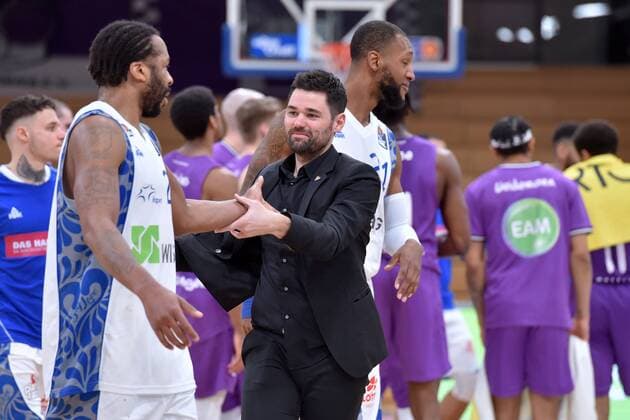 Cheers, joy after the victory Quantez Robertson Skyliners Frankfurt , Sebastian Gleim coach, head coach Skyliners Frankfurt and Kamari Murphy L R , Basketball, Bundesliga, BBL, BG Goettingen Skyliners Frankfurt, 07 03 2021, BG Goettingen Skyliners Frankfurt, Basketball, Bundesliga, GER, BBL, 07 03 2021 Goettingen Copyright: xEibner-Pressefotox-xRolandxSippelx
