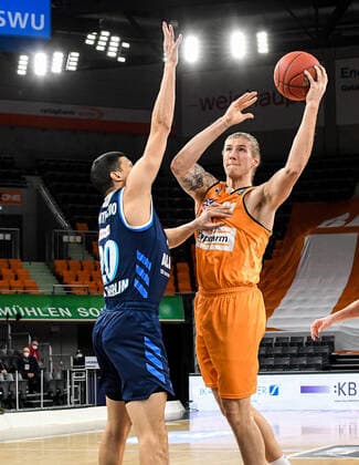 GER, BBL, ratiopharm ulm vs ALBA Berlin 07.03.2021, ratiopharm arena, Neu-Ulm, GER, BBL, ratiopharm ulm vs ALBA Berlin, im Bild Dylan Osetkowski (Ulm, 21) punktet gegen Simone Fontecchio (Berlin, 20) nordphotoxGmbHx xHafner nph00200