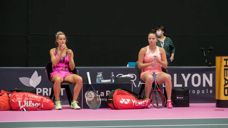 Tennis, WTA-Turnier in Lyon Arantxa RUS (NED) - Viktoria KUZMOVA (SVK TENNIS : Open 6eme Sens - Palais des sports Lyon - 07 03 2021 SandrineTHESILLAT Panoramic 