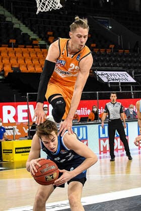 GER, BBL, ratiopharm ulm vs ALBA Berlin 07.03.2021, ratiopharm arena, Neu-Ulm, GER, BBL, ratiopharm ulm vs ALBA Berlin, im Bild Thomas Klepeisz (Ulm, 22) stürzt über Malte Delow (Berlin, 6) nordphotoxGmbHx xHafner nph00200