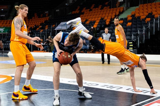 hechtsprung von Thomas Klepeisz Ratiopharm Ulm 22 , Malte Delow Alba Berlin 06 GER, Ratiopharm Ulm vs Alba Berlin, easycredit 1 Bundesliga Basketball, 22 Matchday, Season 2020 21, 07 03 2021 Ratiopharm Ulm vs Alba Berlin, 1 Basketball Bundesliga Neu Ulm Copyright: xEibner-Pressefoto RogerxBuerkex EP_EER