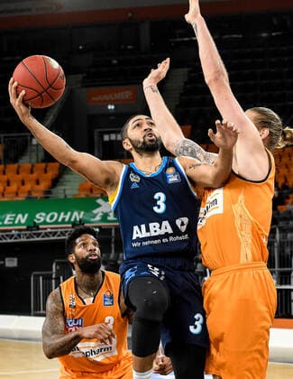 GER, BBL, ratiopharm ulm vs ALBA Berlin 07 03 2021, ratiopharm arena, Neu Ulm, GER, BBL, ratiopharm ulm vs ALBA Berlin, in the picture Peyton Siva Berlin, 3 is fighting against Cameron Clark Ulm, 3 and Dylan Osetkowski Ulm, 21 nordphotoxGmbHx xHafner nph00200