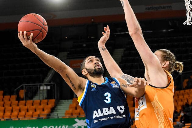 GER, BBL, ratiopharm ulm vs ALBA Berlin 07 03 2021, ratiopharm arena, Neu Ulm, GER, BBL, ratiopharm ulm vs ALBA Berlin, in the picture Peyton Siva Berlin, 3 is fighting against Dylan Osetkowski Ulm, 21 nordphotoxGmbHx xHafner nph00200