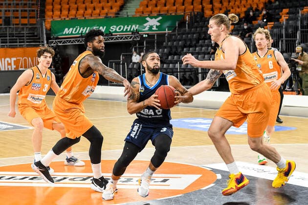 GER, BBL, ratiopharm ulm vs ALBA Berlin 07 03 2021, ratiopharm arena, Neu Ulm, GER, BBL, ratiopharm ulm vs ALBA Berlin, in the picture Peyton Siva Berlin, 3 is fighting against Dylan Osetkowski Ulm, 21 and Cameron Clark Ulm, 3 nordphotoxGmbHx xHafner nph00200