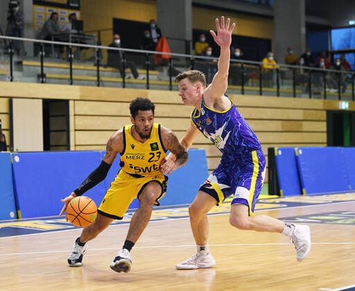 Basketball 2 Bundesliga 2020 2021 25 matchday in Rottenburg at Volksbank Arena 07 03 2021 Tigers Tuebingen Phoenix Hagen Troy Simons li, Tigers vs Jannik Lodders re, Hagen
