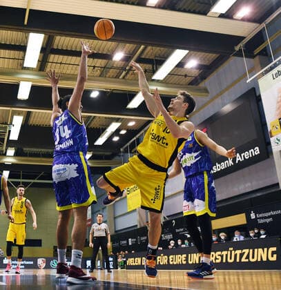 Basketball 2 Bundesliga 2020 2021 25 matchday in Rottenburg at Volksbank Arena 07 03 2021 Tigers Tuebingen Phoenix Hagen Gianni Otto centre, Tigers vs Javon Baumann purl, Hagen