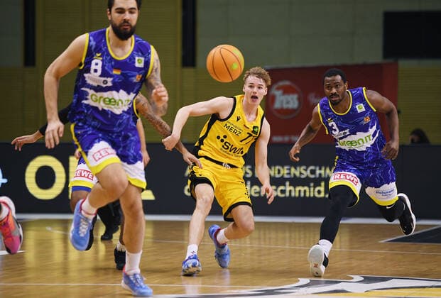 Basketball 2 Bundesliga 2020 2021 25 matchday in Rottenburg at Volksbank Arena 07 03 2021 Tigers Tuebingen Phoenix Hagen Timo Lanmueller centre, Tigers vs Kyron Cartwright re, Hagen