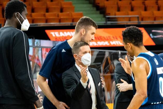 Alba Berlin wins in Ulm with 76 84 the glueklichen winner against Ratiopharm Ulm Jaka Lakovic Ratiopharm Ulm coach congratulates GER, Ratiopharm Ulm vs Alba Berlin, easycredit 1 Bundesliga Basketball, 22 matchday, season 2020 21, 07 03 2021 Ratiopharm Ulm vs Alba Berlin, 1 Basketball Bundesliga Neu Ulm Copyright: xEibner-Pressefoto RogerxBuerkex EP_EER
