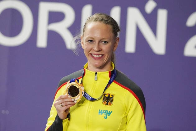 Bilder des Jahres 2021, Sport 03 März Sport Themen der Woche KW09 Sport Bilder des Tages Torun Polen, Athletics, Leichtathletik, European athletics indoor Championships 2021, Leichtathletik-Europa-Hallenmeisterschaften 2021, Hallen EM 2021, 05.03.-07.03.2021, Dreisprung Frauen Finale, Neele Eckhardt Deutschland, Siegerehrung mit Bronzemedaillen *** Torun Poland, Athletics, Athletics, European athletics indoor Championships 2021, Athletics European Indoor Championships 2021, European Indoor Championships 2021, 05 03 07 2021, Womens triple jump final, Neele Eckhardt Germany, Award ceremony with bronze medals