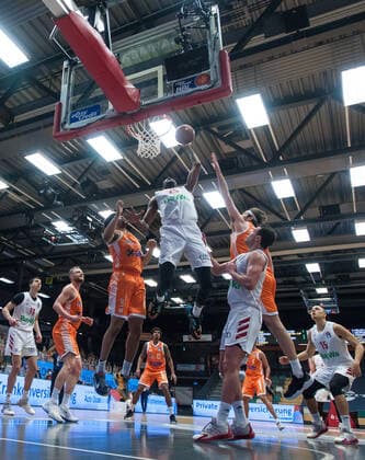 GER, Basketball, RASTA Vechta vs FC Bayern Munich 07 03 2021, RASTA Dome, Vechta, GER, easy Credit BBL, RASTA Vechta vs FC Bayern Munich, in picture JaJuan JOHNSON FC Bayern Munich 25 Jordan BARNETT Rasta Vechta 21 nordphotoxRojahn nph00310