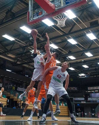 GER, Basketball, RASTA Vechta vs FC Bayern München 07 03 2021, RASTA Dome, Vechta, GER, easy Credit BBL, RASTA Vechta vs FC Bayern München, in the picture Vladimir LUCIC FC Bayern München 11 Will VORHEES Rasta Vechta 41 Leon RADOSEVIC FC Bayern München 43 nordphotoxRojahn nph00310