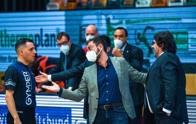 GER, Basketball, RASTA Vechta vs FC Bayern München 07 03 2021, RASTA Dome, Vechta, GER, easy Credit BBL, RASTA Vechta vs FC Bayern München, in the picture in the middle Daniele BAIESI FC Bayern München Sports Director Gentian CICI Referee DBB FIBA Andrea TRINCHIERI FC Bayern München Headcoach Trainer nordphotoxRojahn nph00310