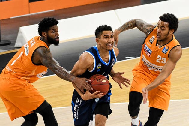 GER, BBL, ratiopharm ulm vs ALBA Berlin 07 03 2021, ratiopharm arena, Neu Ulm, GER, BBL, ratiopharm ulm vs ALBA Berlin, in the picture Maodo Lo Berlin, 0 is fighting against Cameron Clark Ulm, 3 and Troy Caupain Ulm, 23 nordphotoxGmbHx xHafner nph00200
