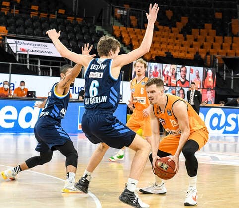 GER, BBL, ratiopharm ulm vs ALBA Berlin 07 03 2021, ratiopharm arena, Neu Ulm, GER, BBL, ratiopharm ulm vs ALBA Berlin, in picture Peyton Siva Berlin, 3 and Malte Delow Berlin, 6 prevent Andreas Obst Ulm, 13 from making his move nordphotoxGmbHx xHafner nph00200