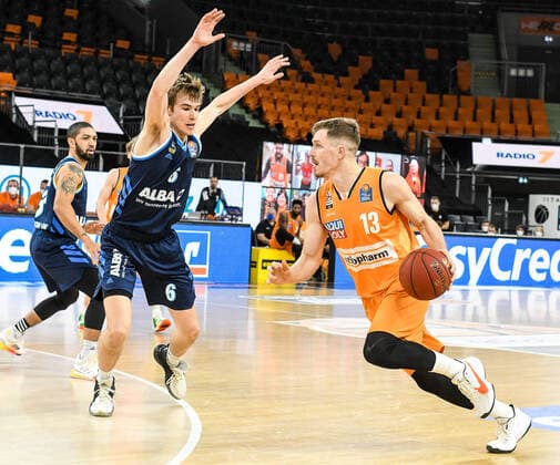 GER, BBL, ratiopharm ulm vs ALBA Berlin 07 03 2021, ratiopharm arena, Neu Ulm, GER, BBL, ratiopharm ulm vs ALBA Berlin, in picture Peyton Siva Berlin, 3 ,Malte Delow Berlin, 6 builds up in front of Andreas Obst Ulm, 13 nordphotoxGmbHx xHafner nph00200