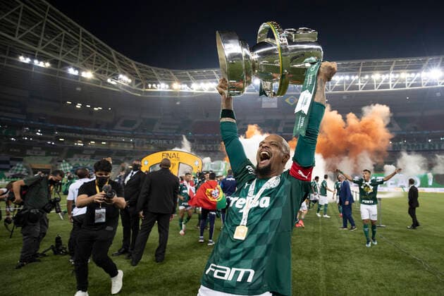 Bilder des Jahres 2021, Sport 03 MÃ¤rz Sport Themen der Woche KW09 Sport Bilder des Tages 7th March 2021; Allianz Parque Stadium, Sao Paulo, Brazil; Final Brazil Cup 2020, Palmeiras versus Gremio; Felipe Melo of Palmeiras celebrates winning the final with the trophy after the match  ActionPlus12272870 DiaEsportivo