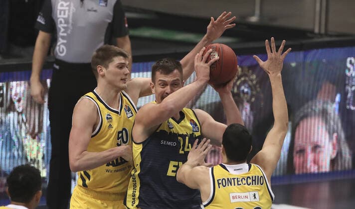 Ben Lammers, Rasid Mahalbasic, Simone Fontecchio Action Game Scene Duel Sports Basketball BBL Bundesliga Men Season 2020 2021 09 03 2021 ALBA Berlin vs EWE Baskets Oldenburg