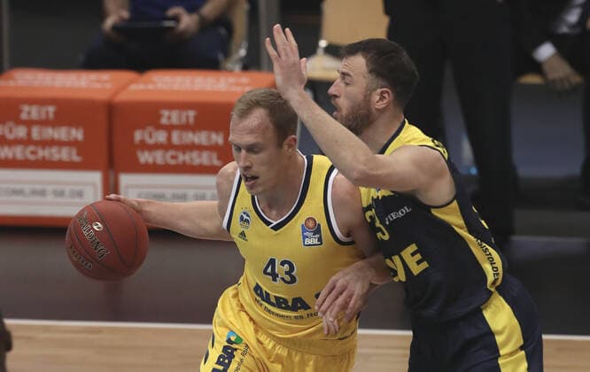 Luke Sikma, Philipp Schwethelm action game scene duel sports basketball BBL Bundesliga men season 2020 2021 09 03 2021 ALBA Berlin vs EWE Baskets Oldenburg