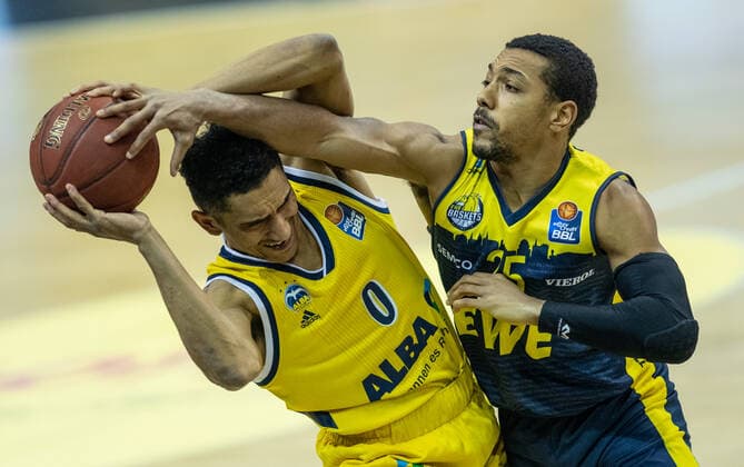 09 03 2021, Berlin, Basketball, 1 Bundesliga, easyCredit BBL, Hauptrunde, 20 Spieltag, Mercedes Benz Arena ALBA Berlin EWE Baskets Oldenburg ALBAs Maodo Lo l fights for the ball against Phil Pressey of EWE Baskets Oldenburg ALBA Berlin EWE Baskets Oldenburg