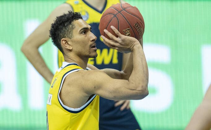 09 03 2021, Berlin, Basketball, 1 Bundesliga, easyCredit BBL, Hauptrunde, 20 Spieltag, Mercedes Benz Arena ALBA Berlin EWE Baskets Oldenburg ALBAs Maodo Lo holds the ball ready for the free throw ALBA Berlin EWE Baskets Oldenburg