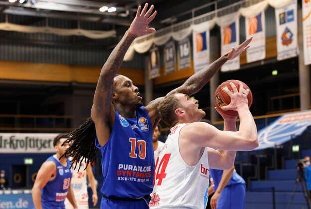 09 03 2021, Basketball, BBL 2020 2021, 18 matchday, Syntainics MBC s Oliver Wuerzburg, GER, Weissenfels, Stadthalle Weissenfels, picture from left Anthony Barber MBC and Felix Hoffmann s Oliver Wuerzburg Copyright: HMBxMedia xHeikoxBecker