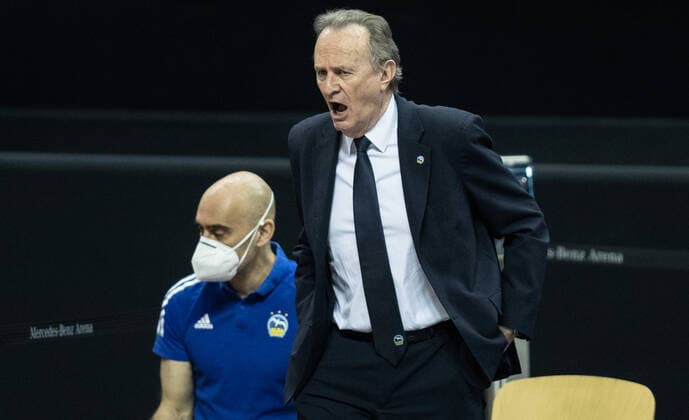 09 03 2021, Berlin, Basketball, 1 Bundesliga, easyCredit BBL, Hauptrunde, 20 Spieltag, Mercedes Benz Arena ALBA Berlin EWE Baskets Oldenburg ALBAs head coach Aito Garcia Reneses gives his team a shout-out ALBA Berlin EWE Baskets Oldenburg