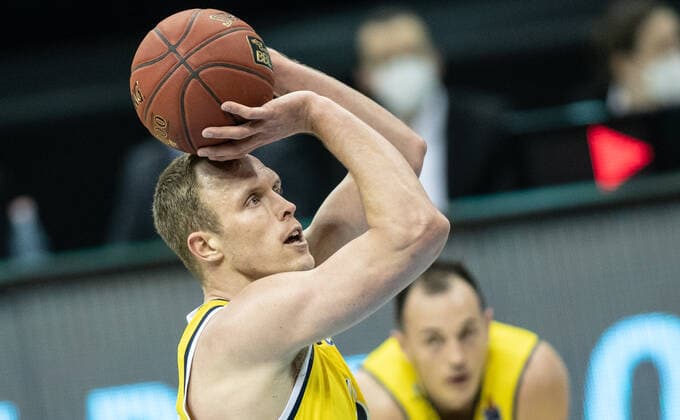 09 03 2021, Berlin, Basketball, 1 Bundesliga, easyCredit BBL, Hauptrunde, 20 Spieltag, Mercedes Benz Arena ALBA Berlin EWE Baskets Oldenburg ALBAs Luke Sikma holds the ball ready for the free throw ALBA Berlin EWE Baskets Oldenburg