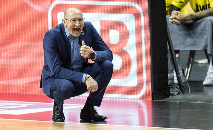 09 03 2021, Berlin, Basketball, 1 Bundesliga, easyCredit BBL, Hauptrunde, 20 Spieltag, Mercedes Benz Arena ALBA Berlin EWE Baskets Oldenburg Head Coach Mladen Drijencic of EWE Baskets Oldenburg calls his team something ALBA Berlin EWE Baskets Oldenburg