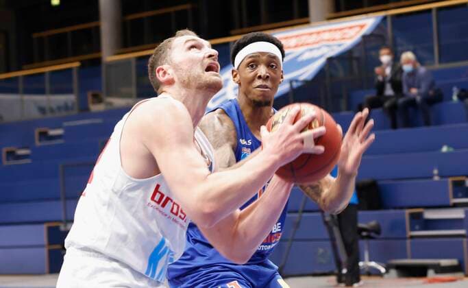 09 03 2021, Basketball, BBL 2020 2021, 18 matchday, Syntainics MBC s Oliver Wuerzburg, GER, Weissenfels, Stadthalle Weissenfels, picture from left Felix Hoffmann s Oliver Wuerzburg and Kyndahl Hill MBC Copyright: HMBxMedia xHeikoxBecker