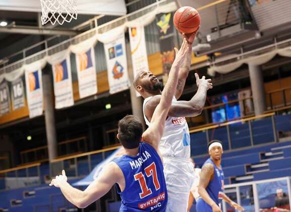09 03 2021, Basketball, BBL 2020 2021, 18 matchday, Syntainics MBC s Oliver Wuerzburg, GER, Weissenfels, Stadthalle Weissenfels, picture from left Aleksandar Marelja MBC and Murphy Holloway s Oliver Wuerzburg Copyright: HMBxMedia xHeikoxBecker