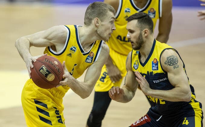 09 03 2021, Berlin, Basketball, 1 Bundesliga, easyCredit BBL, Hauptrunde, 20 Spieltag, Mercedes Benz Arena ALBA Berlin EWE Baskets Oldenburg ALBAs Niels Giffey l fights for the ball against Keith Hornsby of EWE Baskets Oldenburg ALBA Berlin EWE Baskets Oldenburg