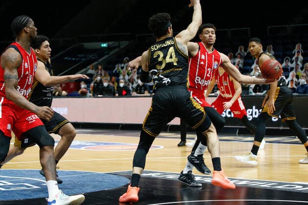 09 03 2021, xgox, basketball, easyCredit BBL, Basketball Loewen Braunschweig FC Bayern Muenchen emspor, v l Wade Baldwin Bayern, 2 Braunschweig
