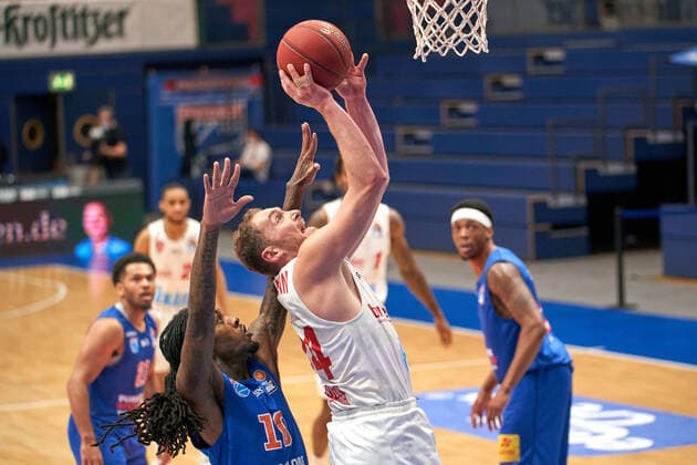 Syntainics MBC s Oliver Wuerzburg, Basketball, Bundesliga, Men, 18 Matchday, 09 03 2021, v l Anthony Barber MBC, 10 , Felix Hoffmann Wuerzburg, 34 Syntainics MBC s Oliver Wuerzburg, Basketball, Bundesliga, Men, 18 Matchday, 09 03 2021, Weissenfels Copyright: xSchulz Eibner-Pressefotox ep_esz