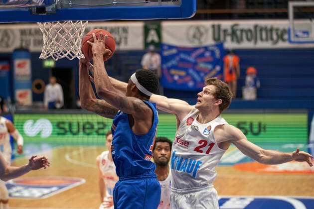 Syntainics MBC s Oliver Wuerzburg, Basketball, Bundesliga, Maenner, 18 Spieltag, 09 03 2021, v l Kyndahl Hill MBC, 11 , Florian Koch Wuerzburg, 21 , rebound Syntainics MBC s Oliver Wuerzburg, Basketball, Bundesliga, Maenner, 18 Spieltag, 09 03 2021, Weissenfels Copyright: xSchulz Eibner-Pressefotox ep_esz