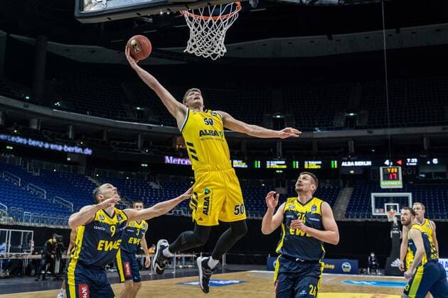 Basketball Berlin 09 03 2021 Season 2020 2021 1 Bundesliga easyCredit BBL Alba Berlin EWE Baskets Oldenburg Ben Lammers Alba Berlin, No 50 Karsten Tadda Oldenburg, No 09 Rasid Mahalbasic Oldenburg, No 24