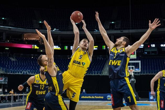 Basketball Berlin 09 03 2021 Season 2020 2021 1 Bundesliga easyCredit BBL Alba Berlin EWE Baskets Oldenburg Niels Giffey Alba Berlin, No 05 Sebastian Herrera Oldenburg, No 07
