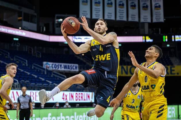Basketball Berlin 09 03 2021 Season 2020 2021 1 Bundesliga easyCredit BBL Alba Berlin EWE Baskets Oldenburg Keith Hornsby Oldenburg, No 04 Maodo Lo Alba Berlin, No 00