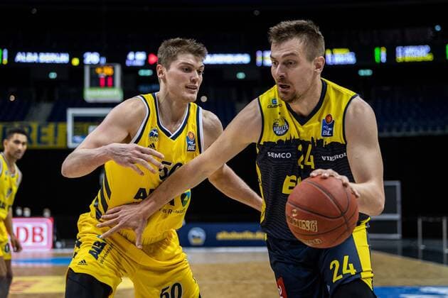 Basketball Berlin 09 03 2021 Season 2020 2021 1 Bundesliga easyCredit BBL Alba Berlin EWE Baskets Oldenburg Rasid Mahalbasic Oldenburg, No 24 Ben Lammers Alba Berlin, No 50
