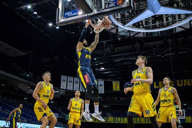 Basketball Berlin 09 03 2021 Season 2020 2021 1 Bundesliga easyCredit BBL Alba Berlin EWE Baskets Oldenburg Martin Breunig Oldenburg, No 12 Ben Lammers Alba Berlin, No 50