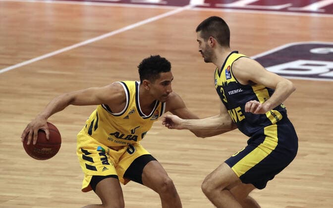 Maodo Lo, Braydon Hobbs action game scene duel sports basketball BBL Bundesliga men season 2020 2021 09 03 2021 ALBA Berlin vs EWE Baskets Oldenburg