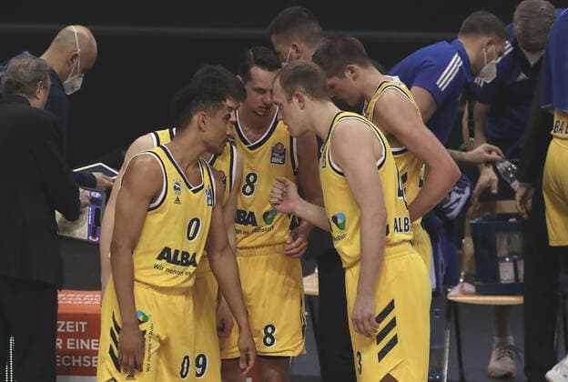 Maodo Lo, Marcus Eriksson, Luke Sikma talking time out time out sports basketball BBL Bundesliga men season 2020 2021 09 03 2021 ALBA Berlin vs EWE Baskets Oldenburg