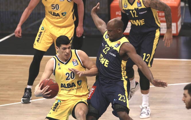 Simone Fontecchio, Rickey Paulding action game scene duel sports basketball BBL Bundesliga men season 2020 2021 09 03 2021 ALBA Berlin vs EWE Baskets Oldenburg
