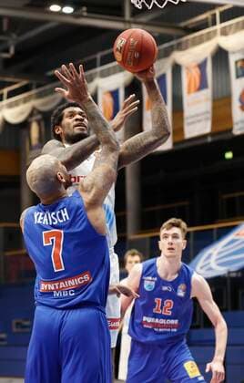 09 03 2021, Basketball, BBL 2020 2021, 18 matchday, Syntainics MBC s Oliver Wuerzburg, GER, Weissenfels, Stadthalle Weissenfels, picture from left Sergio Kerusch MBC , Perry Jones III s Oliver Wuerzburg and Philipp Hartwich MBC Copyright: HMBxMedia xHeikoxBecker