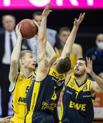 09 03 2021, Berlin, Basketball, 1 Bundesliga, easyCredit BBL, Hauptrunde, 20 Spieltag, Mercedes Benz Arena ALBA Berlin EWE Baskets Oldenburg ALBAs Niels Giffey l r fights for the ball against Keith Hornsby and Sebastian Herrera of EWE Baskets Oldenburg ALBA Berlin EWE Baskets Oldenburg
