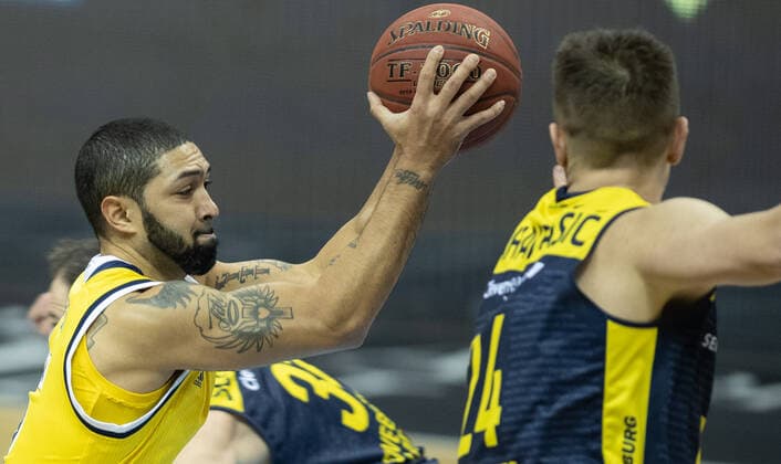 09 03 2021, Berlin, Basketball, 1 Bundesliga, easyCredit BBL, Hauptrunde, 20 Spieltag, Mercedes Benz Arena ALBA Berlin EWE Baskets Oldenburg ALBAs Peyton Siva l holds the ball against Rasid Mahalbasic of EWE Baskets Oldenburg ALBA Berlin EWE Baskets Oldenburg