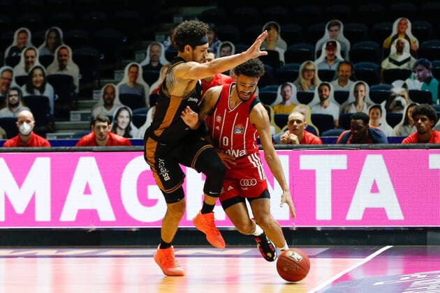 09 03 2021, xgox, basketball, easyCredit BBL, Basketball Loewen Braunschweig FC Bayern Muenchen emspor, v l Gavin Schilling Braunschweig, 34 , Nick Weiler Babb Bayern, 0 Zweikampf Braunschweig