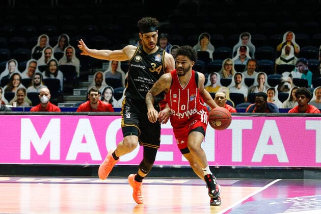 09 03 2021, xgox, basketball, easyCredit BBL, Basketball Loewen Braunschweig FC Bayern Muenchen emspor, v l Gavin Schilling Braunschweig, 34 , Nick Weiler Babb Bayern, 0 Zweikampf Braunschweig