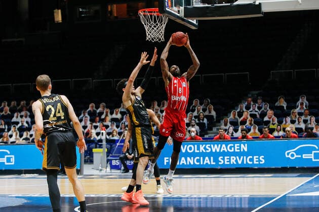 09 03 2021, xgox, basketball, easyCredit BBL, Basketball Loewen Braunschweig FC Bayern Muenchen emspor, v l Jalen Reynolds Bayern, 8 throws a basket Braunschweig