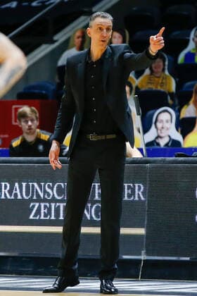 09 03 2021, xgox, basketball, easyCredit BBL, Basketball Loewen Braunschweig FC Bayern Muenchen emspor, v l Pete Strobl Braunschweig coach gestures, gives instructions Braunschweig